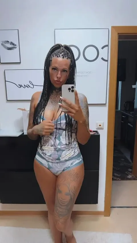Thick Latina MILF Bares Her Big Ass in the Mirror Selfies – photo 5 of 10