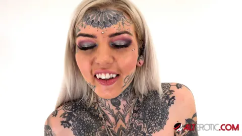 Amber Luke: Blonde Rides a Sex Machine and Spreads Her Shaved Pussy – photo 6 of 16
