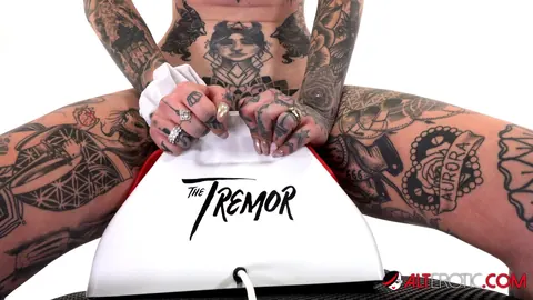Amber Luke: Blonde Rides a Sex Machine and Spreads Her Shaved Pussy – photo 5 of 16