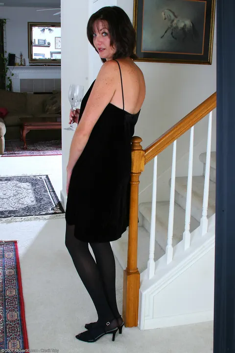 Tall Brunette MILF in Stockings Spreads Her Hairy Pussy – photo 2 of 21