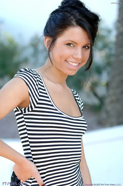 Micah Moore: Amateur Brunette Exposes and Masturbates in Public – photo 15 of 20