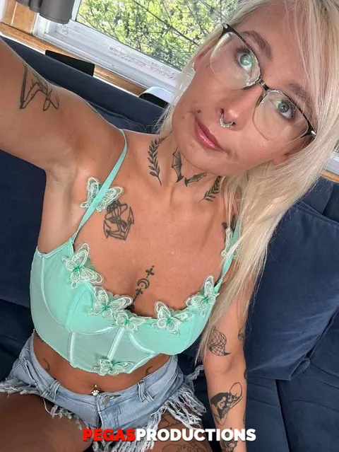 Russian Blonde Strips in Selfie to Show Her Inked Body – photo 19 of 20