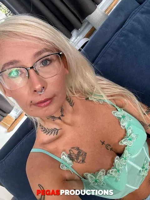 Russian Blonde Strips in Selfie to Show Her Inked Body – photo 20 of 20