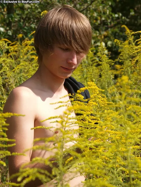 Man Strips Outdoors and Fingers Himself to Cumshot – photo 7 of 21