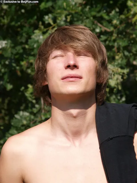 Man Strips Outdoors and Fingers Himself to Cumshot – photo 3 of 21