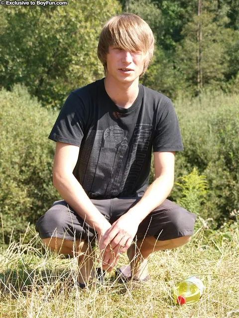 Man Strips Outdoors and Fingers Himself to Cumshot – photo 1 of 21