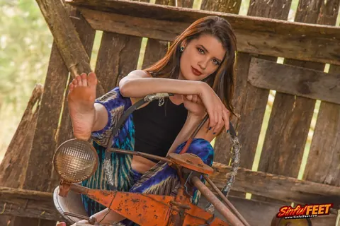 Skinny Brunette Spreads and Shows Her Feet in the Forest – photo 9 of 21