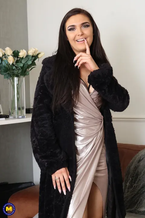 Roxee Couture: Mature British Brunette in Heels Plays with a Vibrator – photo 2 of 21