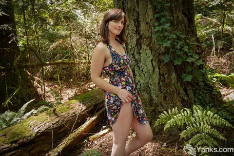 Raven Snow: PAWG Amateur in a Skirt Spreads Her Hairy Bush Outdoors – photo 4 of 15