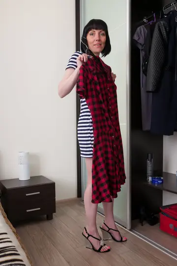 Thick Ukrainian MILF Fingers Herself and Spreads