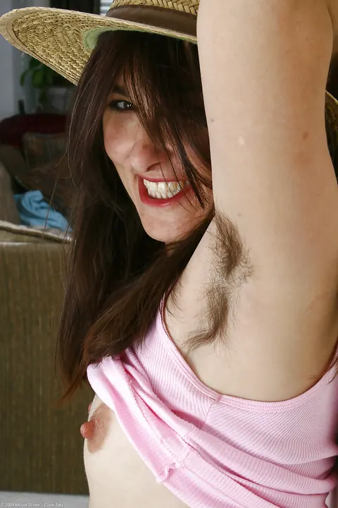 Thick MILF in Jeans Spreads Her Hairy Pussy – photo 4 of 16