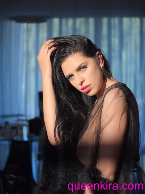 Kira Queen: Russian Brunette MILF with Big Natural Tits Poses – photo 3 of 15