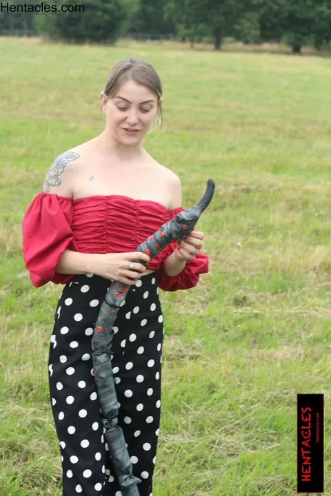 Woman Undresses Fully and Poses Naked Outdoors – photo 10 of 15