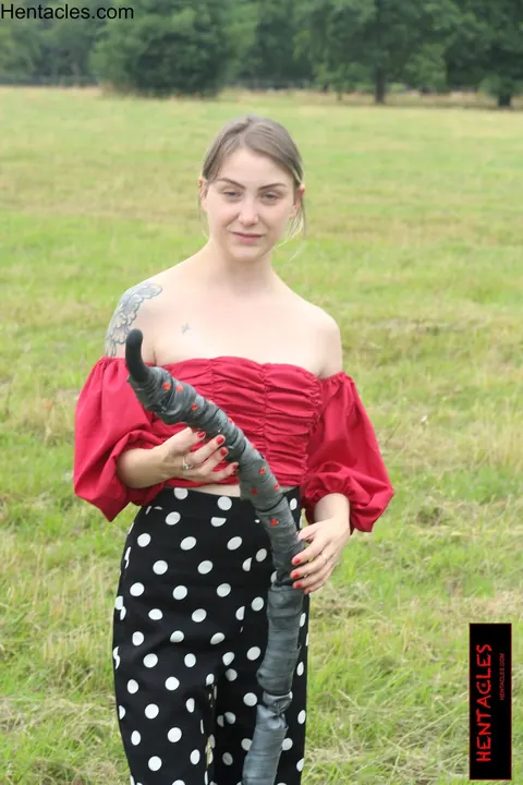 Woman Undresses Fully and Poses Naked Outdoors – photo 14 of 15