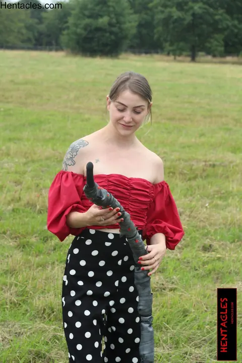 Woman Undresses Fully and Poses Naked Outdoors – photo 13 of 15