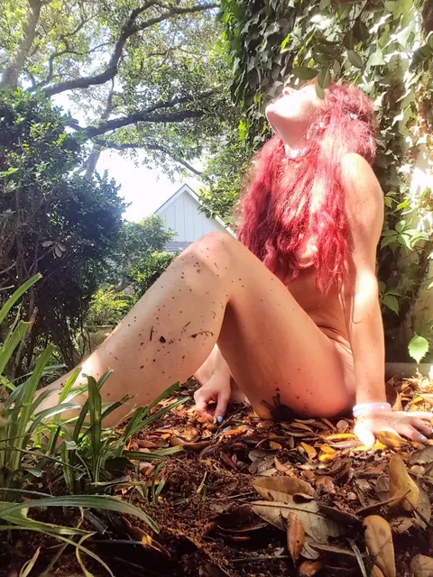 Lady Scarlet: Redheaded Italian MILF Shows Off Her Body Outdoors in Heels – photo 16 of 16