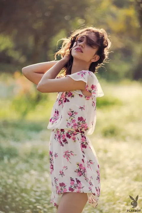 Kit Rysha: Filipina Brunette Undresses Outdoors and Shows Her Natural Tits – photo 1 of 16