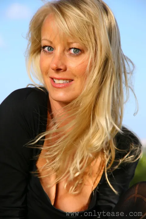 Maria Sheriff: Tall British MILF Shows Off Her Natural Tits Outdoors – photo 6 of 21