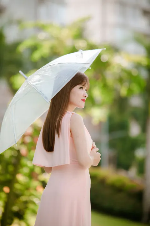 Asian Woman Poses in a Dress Outdoors – photo 16 of 21