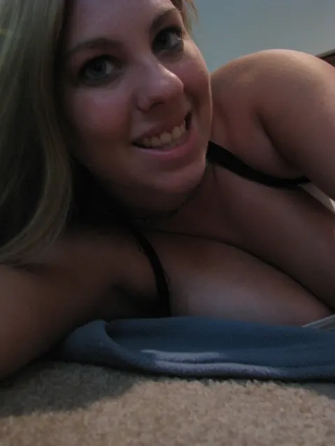 Blonde Flaunts Her Big Tits in Outdoor Selfies – photo 8 of 20