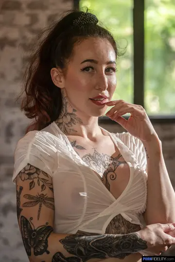 Esluna Love – Tattooed MILF Spreads Her Trimmed Pussy and Flaunts Her Fake Tits
