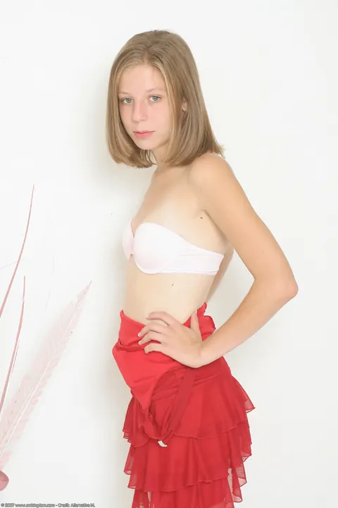 Chastity Lynn: Petite Blonde Strips Nude to Show Off Her Tattoo – photo 10 of 21