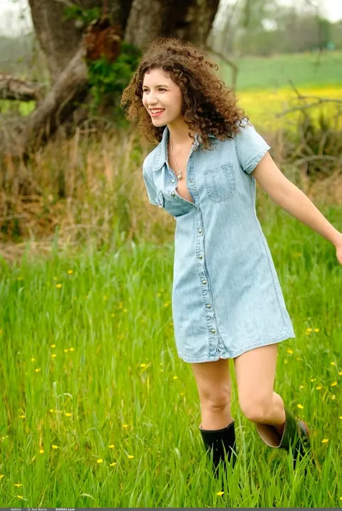 Sativa Verte: Brunette PAWG Shows Her Hairy Pussy in a Dress Outdoors – photo 7 of 20