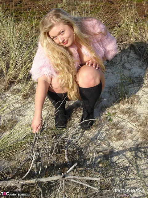 Chubby European MILF Poses Nude in Boots on the Beach – photo 9 of 16