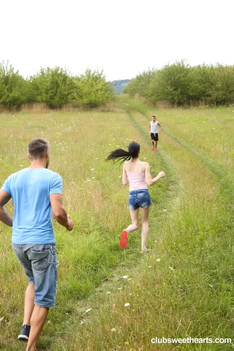 Mia Evans: Hungarian Amateur Sucks and Fucks Two Guys Outdoors – photo 5 of 21