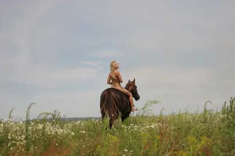 Blonde Woman Strips Nude and Poses Outdoors – photo 17 of 21