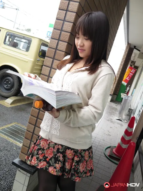 Mikoto Mochida: Japanese Brunette Gives Public Blowjob Outdoors – photo 4 of 20