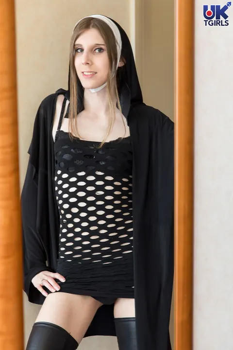 Trans Woman Undresses to Masturbate with a Dildo and Spread – photo 4 of 16