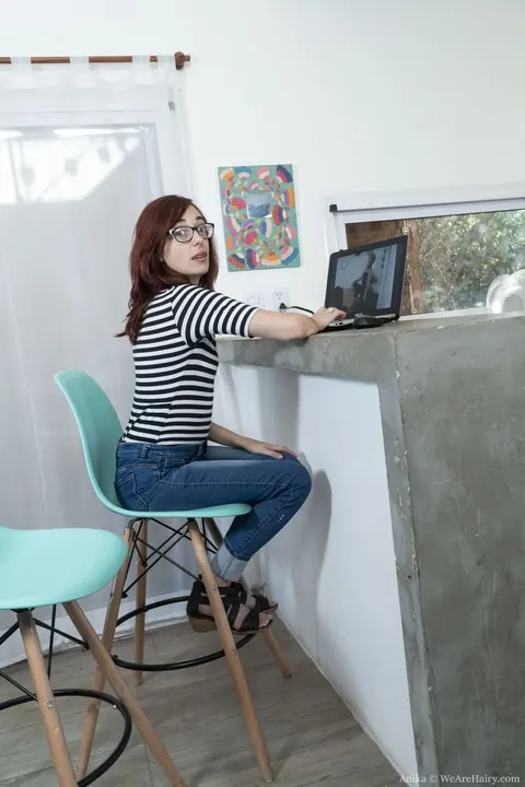 Skinny Petite Nerd in Glasses Strips Off Her Jeans and Shows Hairy Muff – photo 1 of 20