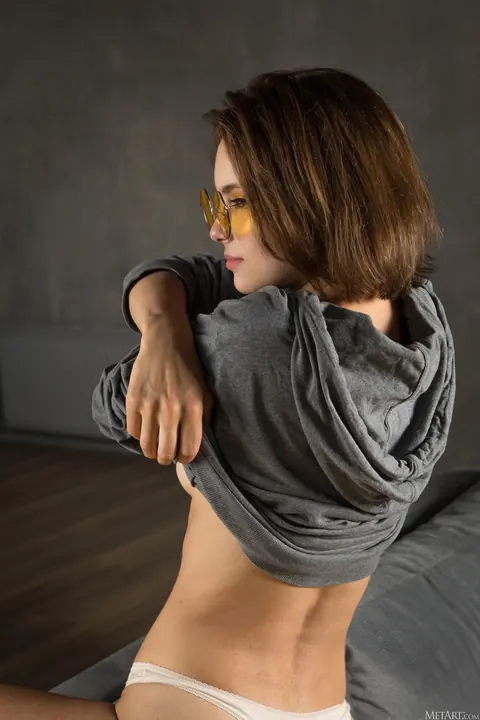 Diana Jam: Russian Brunette Strips Nude and Poses for Glamour Photos – photo 3 of 21