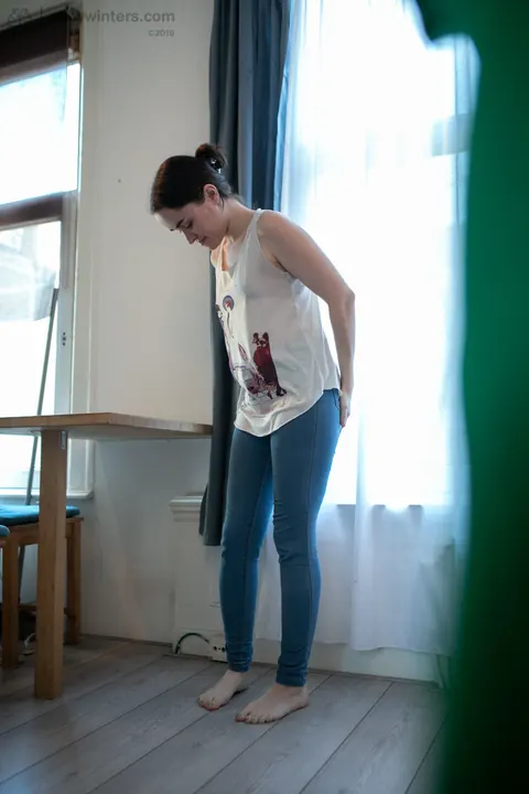 Australian Woman Pulls on Jeans and Poses Topless – photo 21 of 21