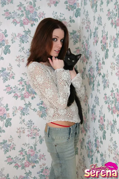Stunning Serena: PAWG Brunette Teases in Jeans and White Lace Panties – photo 1 of 12