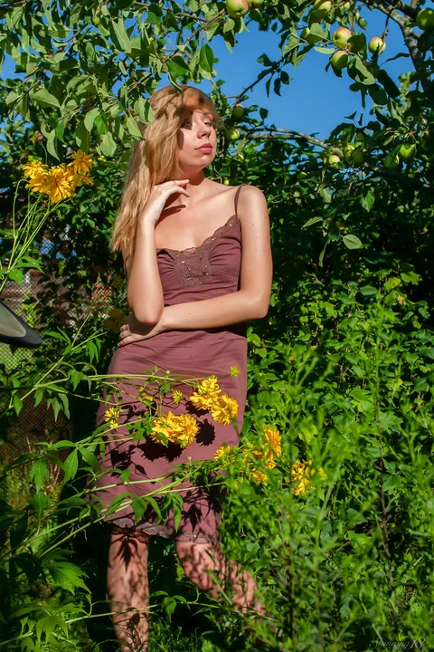 Blonde Strips Out of Her Dress to Pose Nude – photo 3 of 21