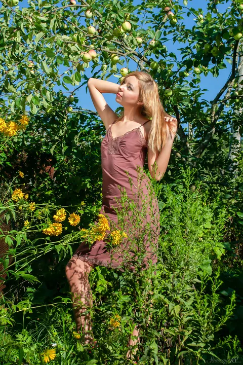 Blonde Strips Out of Her Dress to Pose Nude – photo 1 of 21