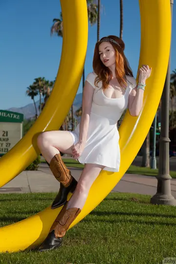 Emily Archer – Redhead PAWG Flashes Her Big Ass Outdoors in a Dress