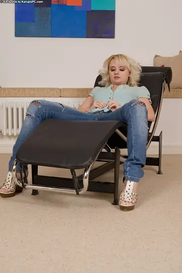 Natalie Steel – Blonde PAWG Pulls Aside Her Jeans to Finger Her Shaved Pussy