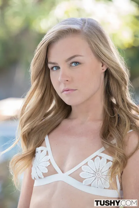 Nicole Clitman: Petite Blonde PAWG Gives Head and Takes Anal Outdoors – photo 1 of 20