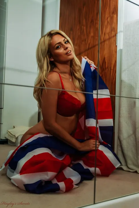 Danielle Sellers: British Blonde in Lingerie Poses Before Mirror and Cups Her Big Tits – photo 8 of 12