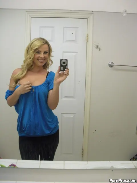 Stephanie Blaze: Blonde Takes Mirror Selfies and Spreads Her Pussy – photo 2 of 17