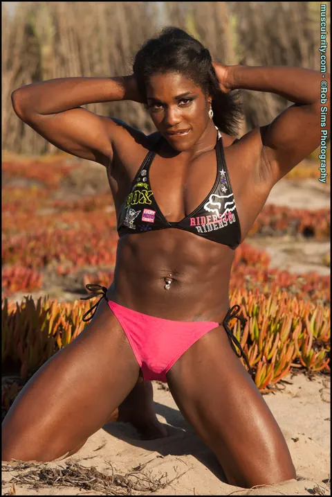 Ebony Bodybuilder in a Bikini Flexes Ripped Physique Outdoors – photo 14 of 15
