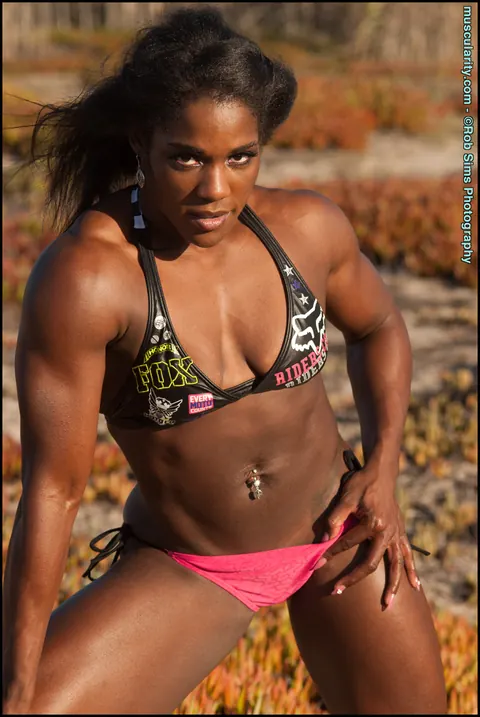 Ebony Bodybuilder in a Bikini Flexes Ripped Physique Outdoors – photo 6 of 15