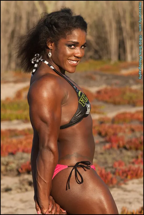 Ebony Bodybuilder in a Bikini Flexes Ripped Physique Outdoors – photo 12 of 15