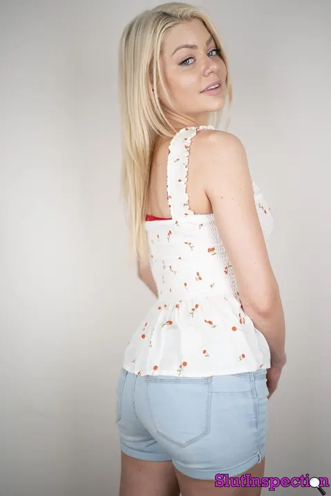 Riley Steele: Blonde PAWG Poses in Shorts and Shows Off Her Tattoos – photo 9 of 20