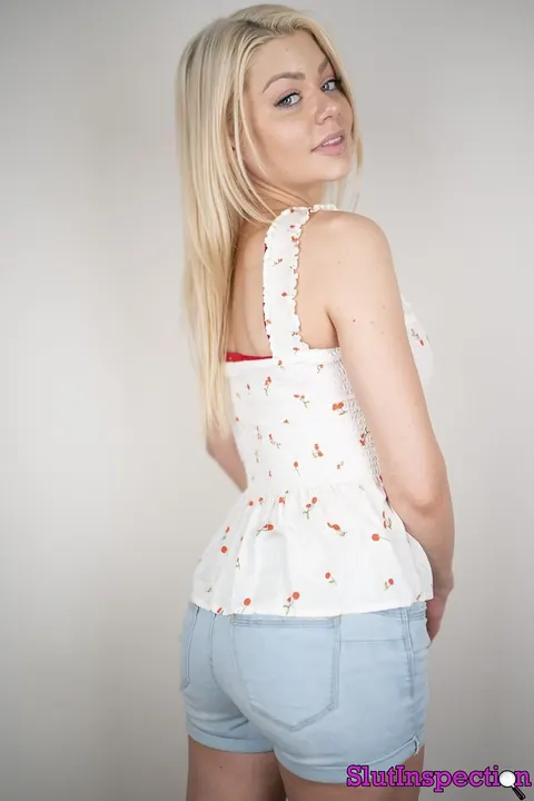 Riley Steele: Blonde PAWG Poses in Shorts and Shows Off Her Tattoos – photo 8 of 20