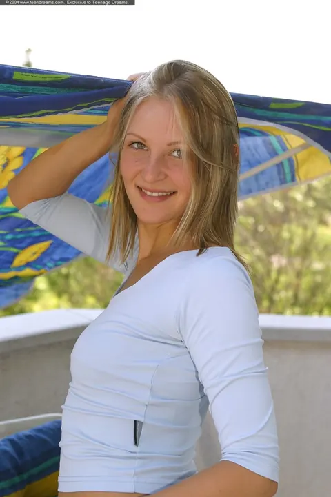 Liz Honey: Blonde PAWG Lifts Her Skirt and Fingers Herself Outdoors – photo 3 of 21