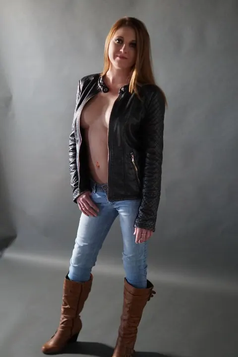 Woman in Jeans Strips Nude and Poses – photo 17 of 21